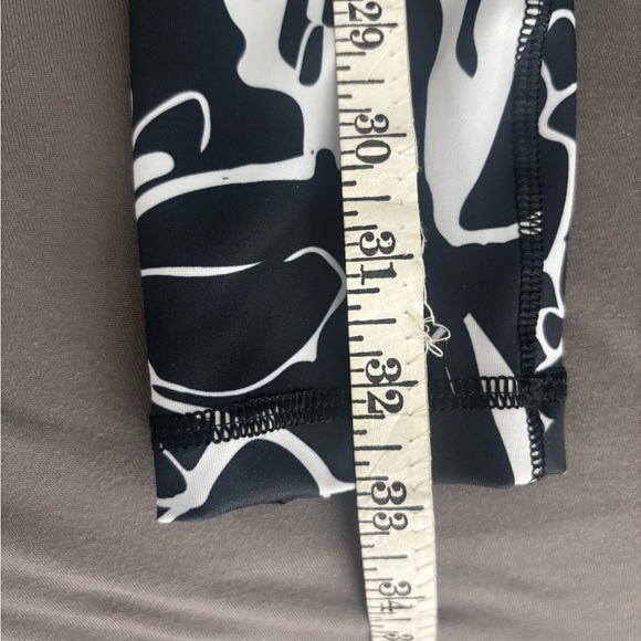 NWT ADIDAS Tight Fit High Rise Coupe Moulante Sport Pants. Size XS - Picture 5 of 9